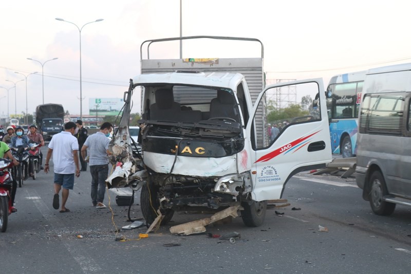 Hàng loạt xe đâm nhau liên hoàn, tài xế rơi ra ngoài tử vong - Ảnh 2. Hàng loạt xe đâm nhau liên hoàn, tài xế rơi ra ngoài tử vong - Ảnh 2.