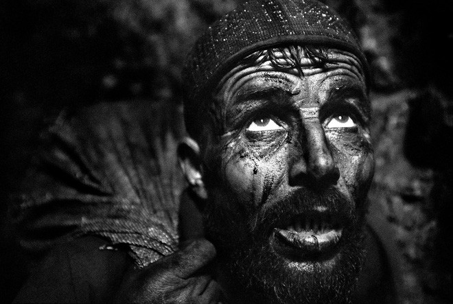 Mặt tr&aacute;i oan nghiệt của mỏ kim cương đen ở Mỹ: Những điều &aacute;m ảnh chưa từng kể - Ảnh 2.