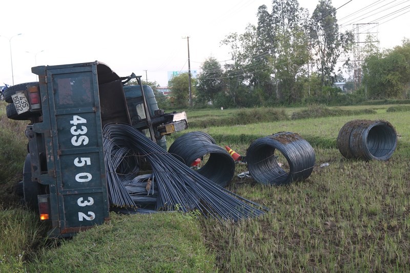 Hàng loạt xe đâm nhau liên hoàn, tài xế rơi ra ngoài tử vong - Ảnh 4. Hàng loạt xe đâm nhau liên hoàn, tài xế rơi ra ngoài tử vong - Ảnh 4.
