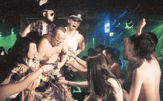 Tăng Ch&iacute; Vỹ: &Ocirc;ng tr&ugrave;m điện ảnh Hong Kong hay t&ecirc;n y&ecirc;u r&acirc;u xanh được chống lưng bằng quyền lực x&atilde; hội đen? - Ảnh 8.