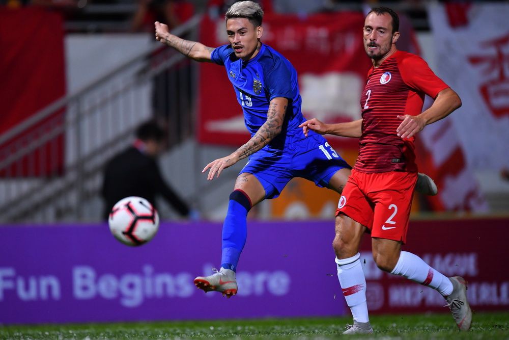 Tuyển thủ Thái Lan ở AFF Cup 2018 giống hệt hiện tượng Hoa Vinh - Ảnh 2. Tuyển thủ Thái Lan ở AFF Cup 2018 giống hệt hiện tượng Hoa Vinh - Ảnh 2.