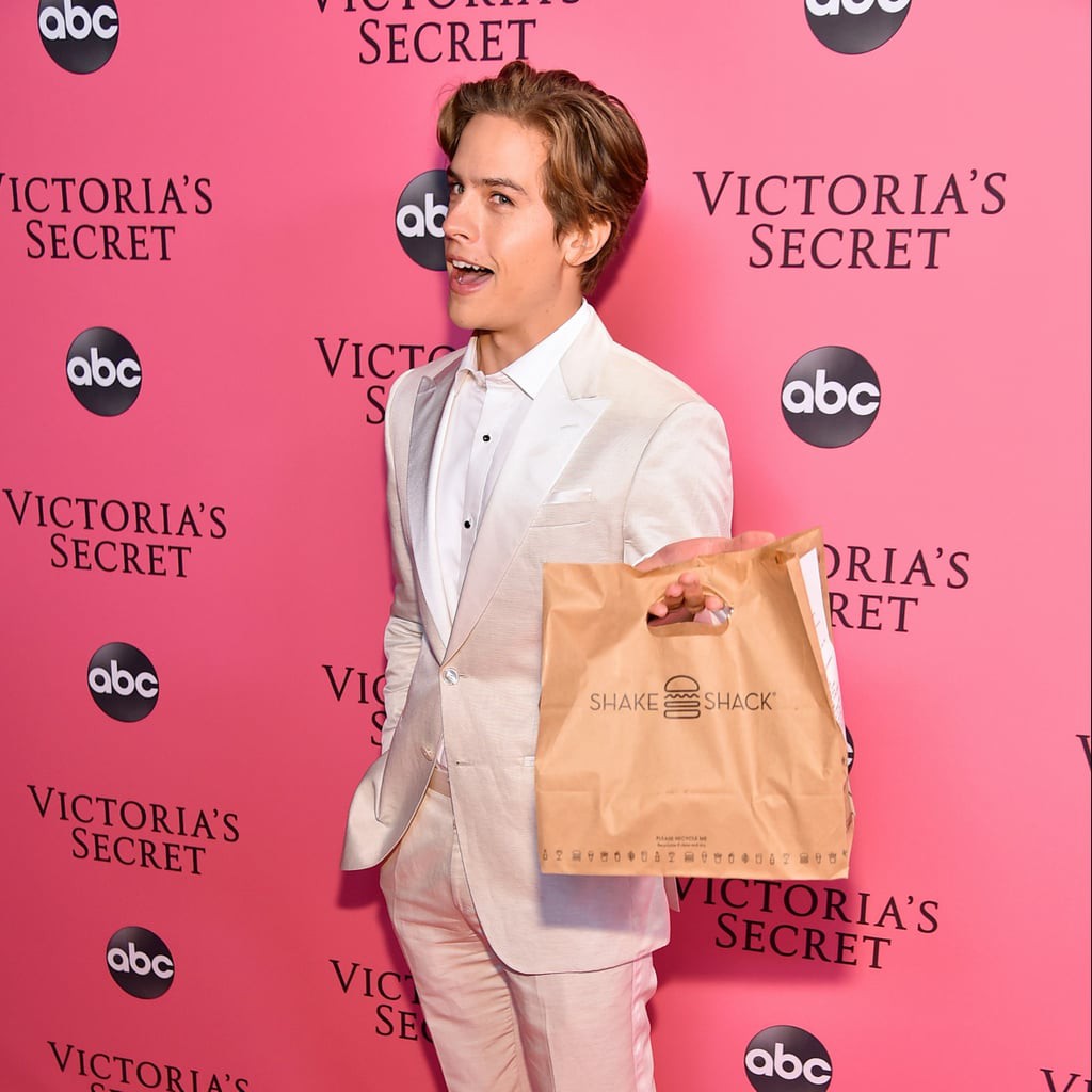 Những fan nhiệt thành và hú hét ầm ĩ nhất tại Victorias Secret Show: Còn ai ngoài tập thể bạn trai của các Thiên thần! - Ảnh 7. Những fan nhiệt thành và hú hét ầm ĩ nhất tại Victorias Secret Show: Còn ai ngoài tập thể bạn trai của các Thiên thần! - Ảnh 7.
