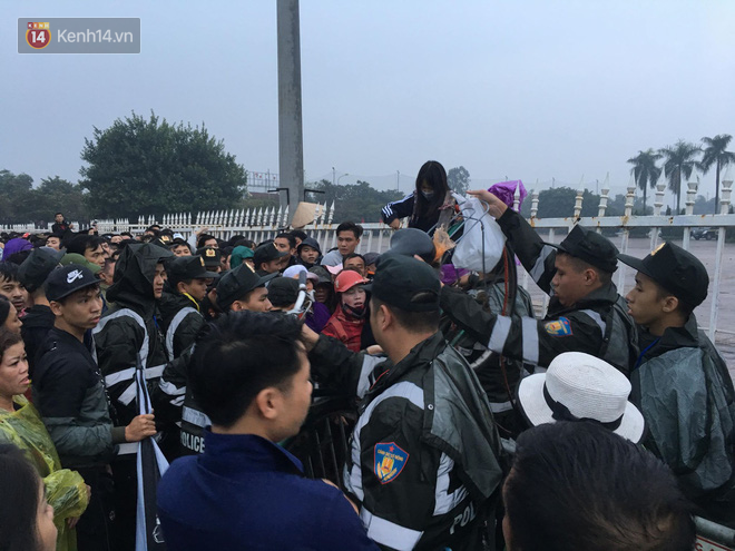 Người hâm mộ mua vé AFF Cup 2018 đẩy đổ hàng rào sân Mỹ Đình - Ảnh 3.