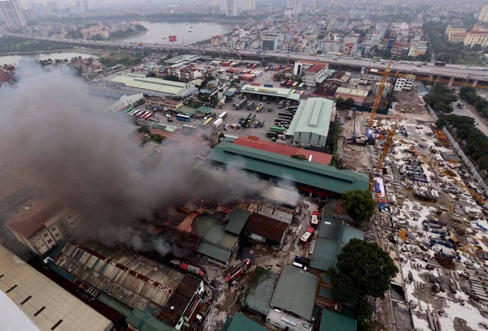 Hanoi: Burning warehouse near the metro station, people are trying to save the Ford Ranger car - Figure 2. Hanoi: Burning warehouse near the metro station, people are trying to save the Ford Ranger car - Figure 2.