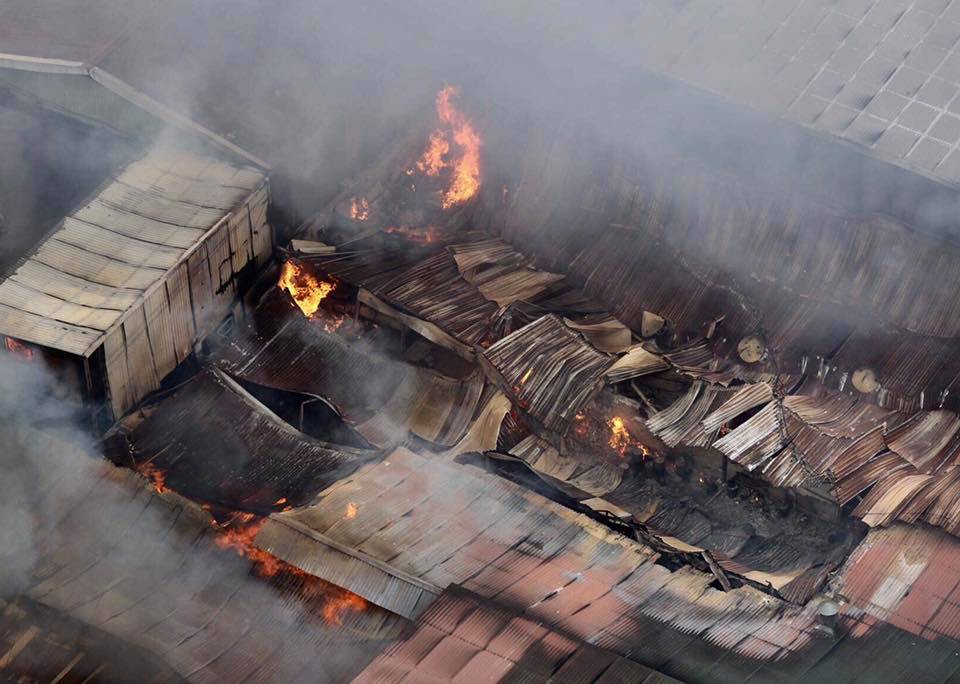Hanoi: Burning warehouse near an underground water plant, people are trying to save the car from Ford Ranger - Figure 3. Hanoi: Burning warehouse near an underground water plant, people are trying to save the car from Ford Ranger - Figure 3.