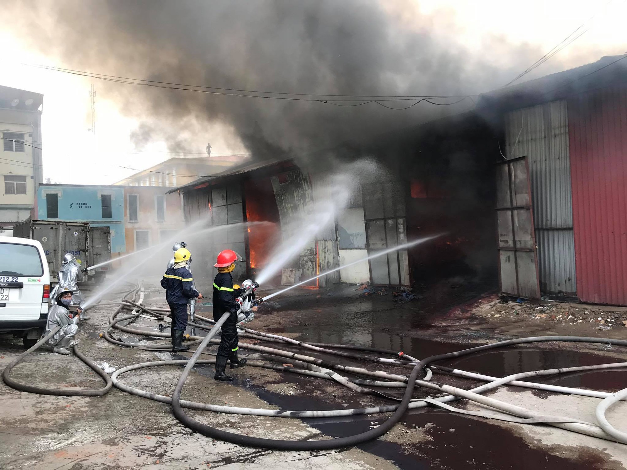 If Noi: Burning the warehouse near the metro station, people are trying to save the Ford Ranger car - Figure 4. If Noi: Burning the warehouse near the metro station, people are trying to save the Ford Ranger car - Figure 4.