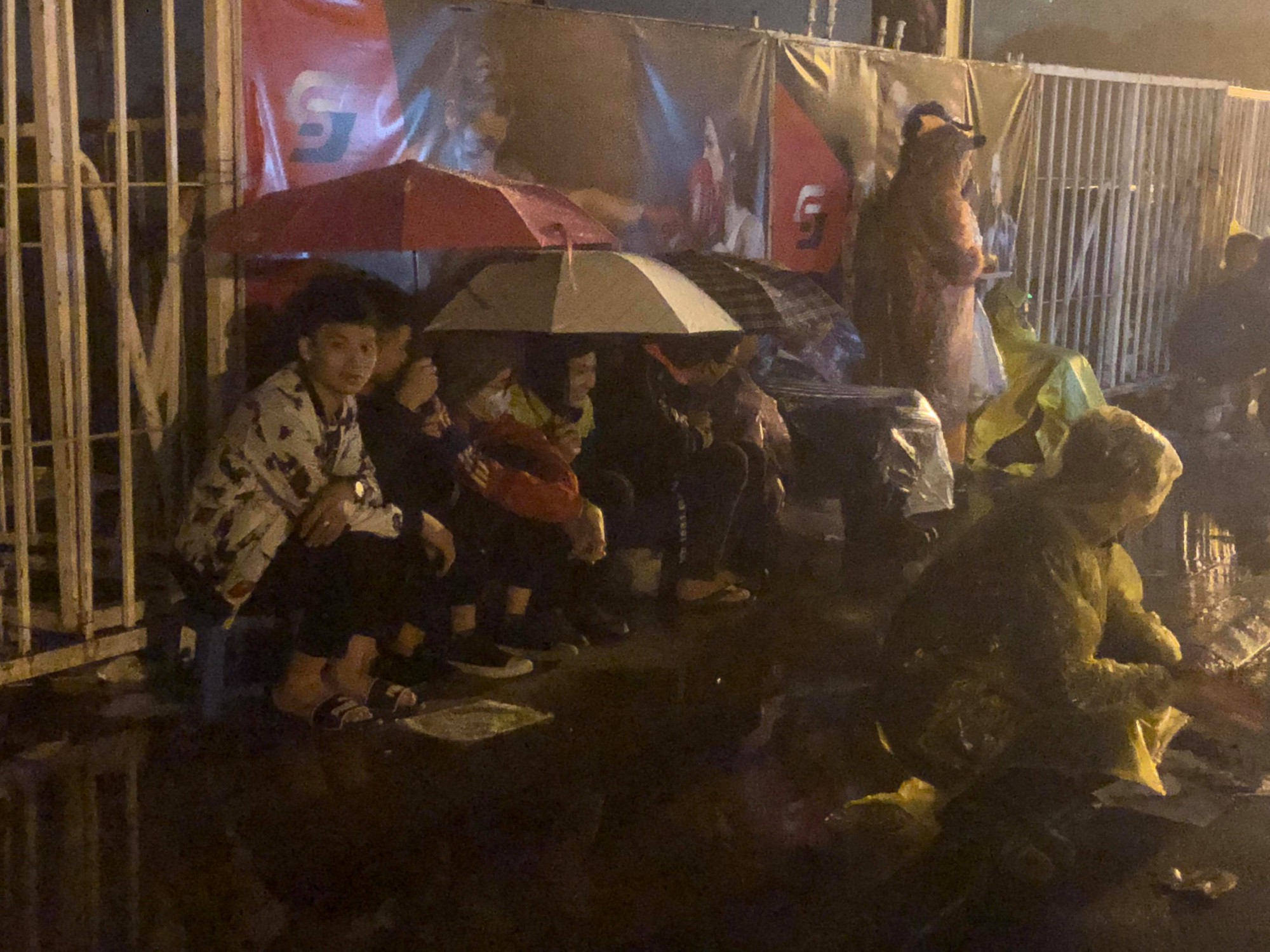 Người dân đội mưa và thức trắng đêm xếp hàng mua vé xem đội tuyển Việt Nam đấu Malaysia tại AFF Cup 2018 - Ảnh 6. Người dân đội mưa và thức trắng đêm xếp hàng mua vé xem đội tuyển Việt Nam đấu Malaysia tại AFF Cup 2018 - Ảnh 6.