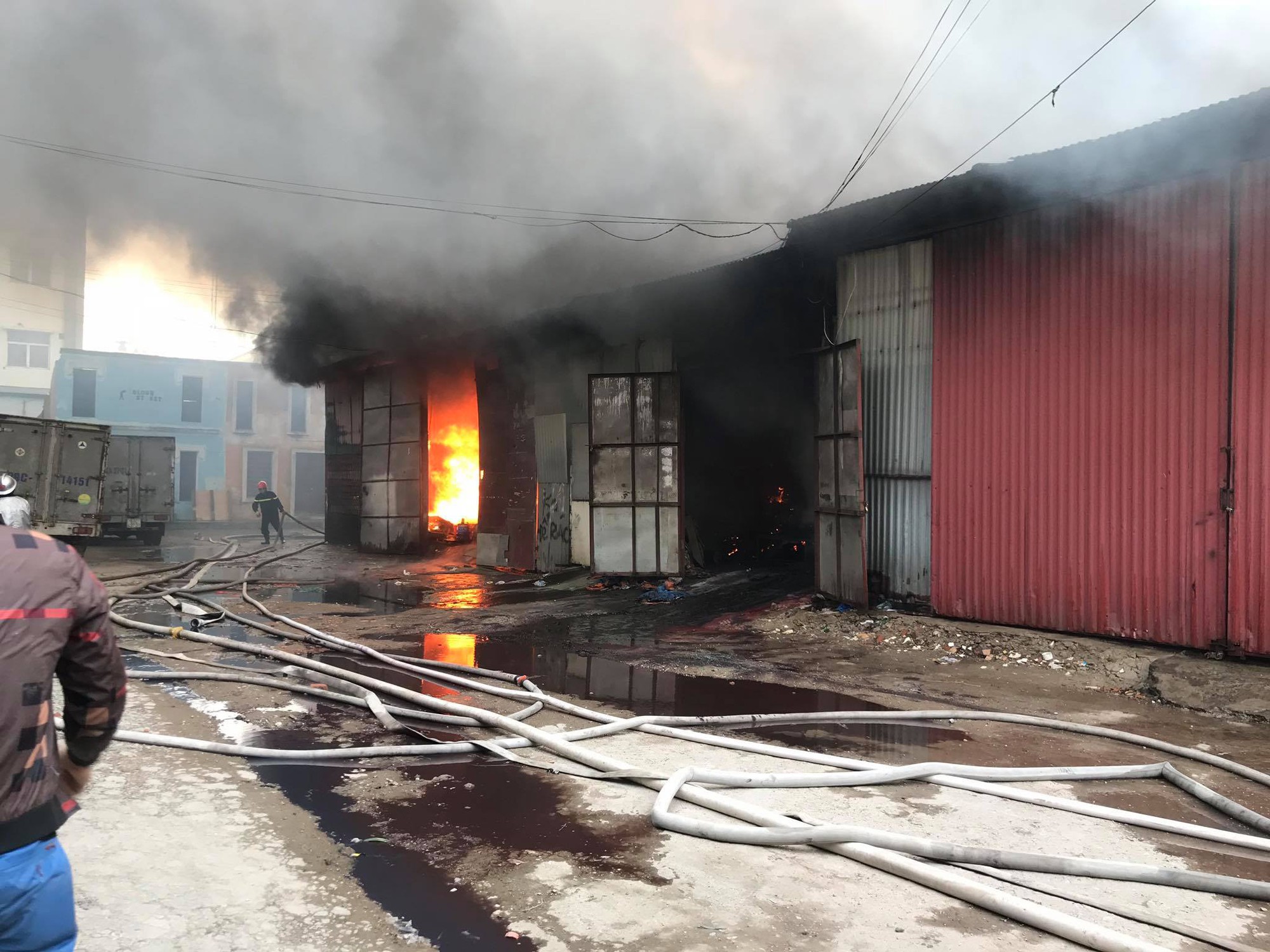 Hanoi: Burning storage near the subway, residents are trying to save Ford Ranger - Figure 6. Hanoi: Burning storage near the subway, residents are trying to save Ford Ranger - Figure 6.