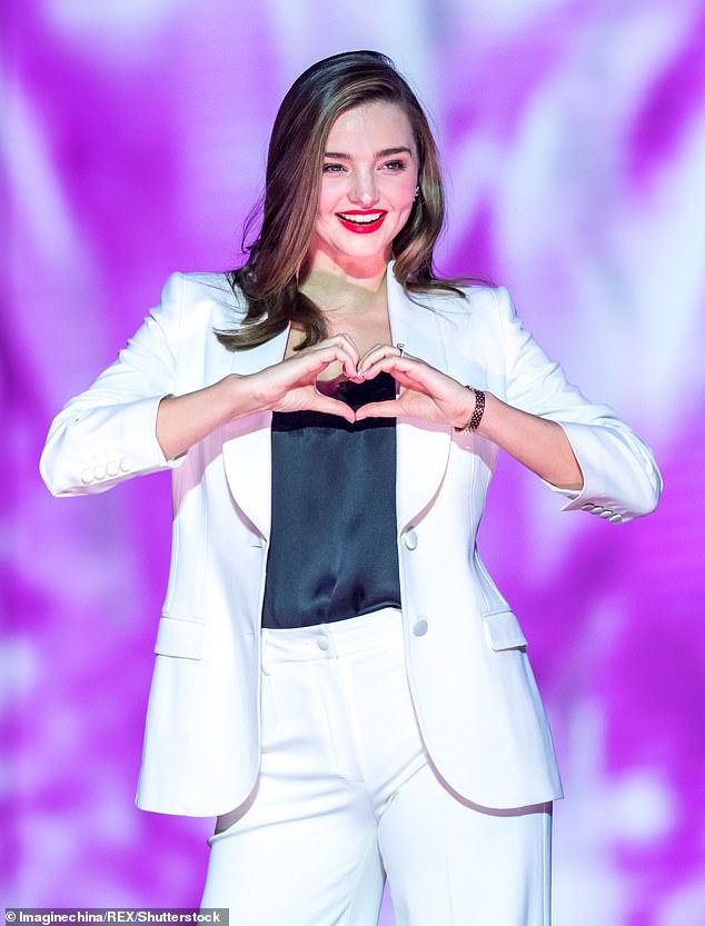 Chẳng hở hang khoe da thịt, Miranda Kerr vẫn quyến rũ hết chỗ chê với cặp má lúm đồng tiền thương hiệu - Ảnh 3.