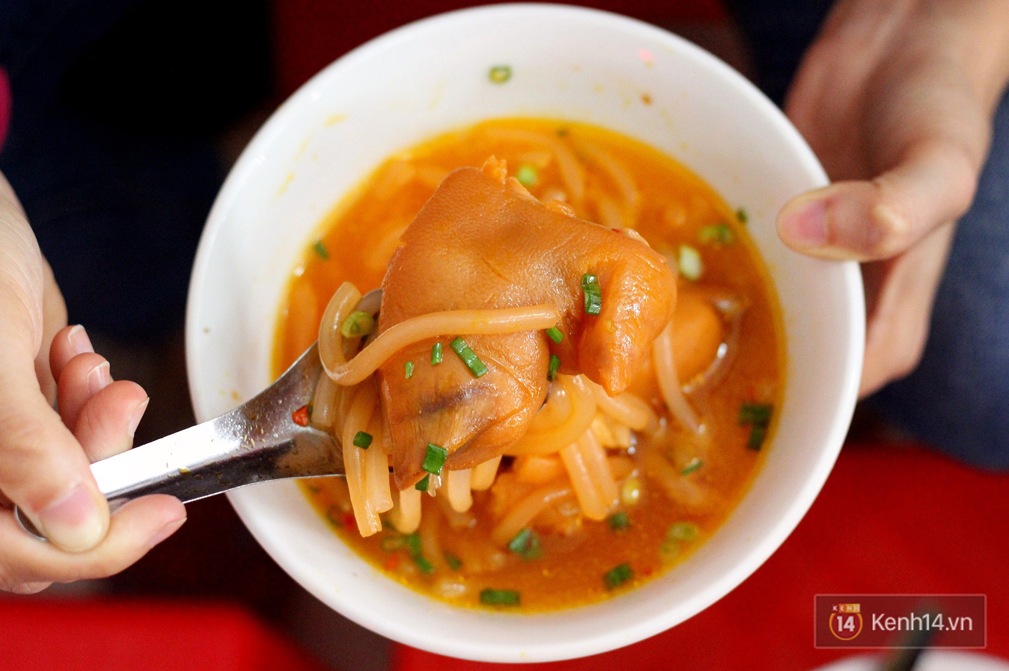 Cuối tuần rảnh rang, tranh thủ gặm nhấm những m&oacute;n gi&ograve; heo cực phẩm ở S&agrave;i G&ograve;n th&ocirc;i n&agrave;o - Ảnh 8.