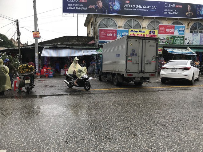 Vụ chặt tay tài xế ô tô: Nạn nhân bị đứt động mạch, máu phun không ngừng khi vào bệnh viện - Ảnh 2.