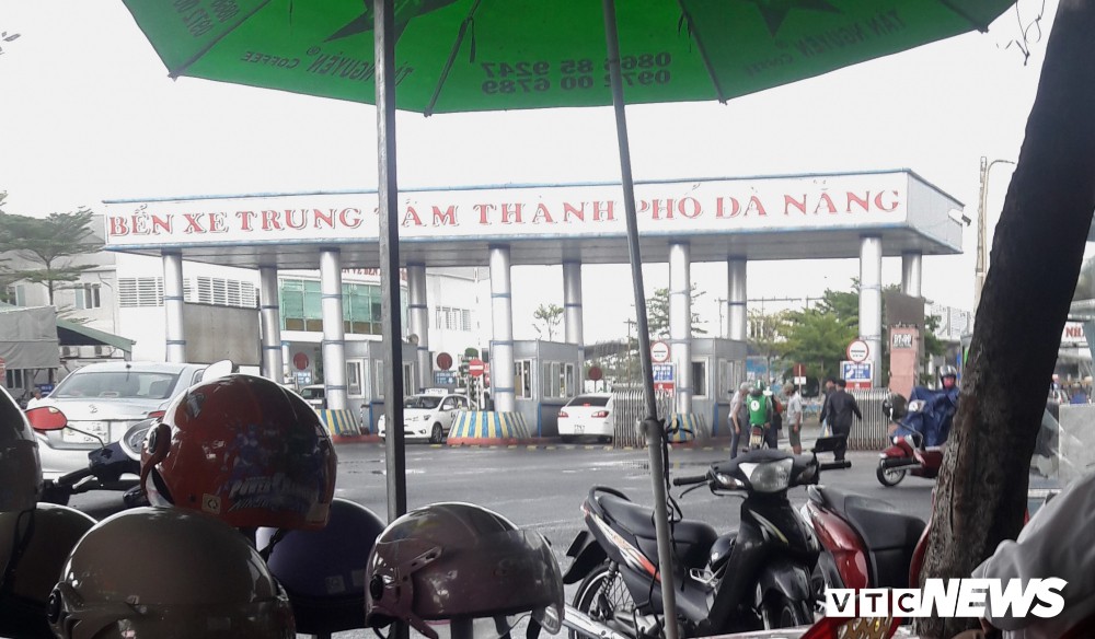 Chủ tịch UBND Đà Nẵng đích thân đi quay clip, xe dù, cò khách vẫn vô tư hoạt động - Ảnh 1. Chủ tịch UBND Đà Nẵng đích thân đi quay clip, xe dù, cò khách vẫn vô tư hoạt động - Ảnh 1.