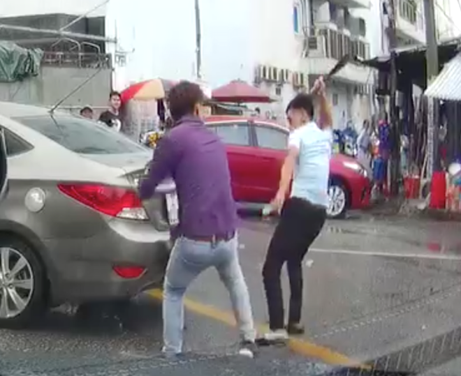 Vụ chặt tay tài xế ô tô: Nạn nhân bị đứt động mạch, máu phun không ngừng khi vào bệnh viện - Ảnh 4.