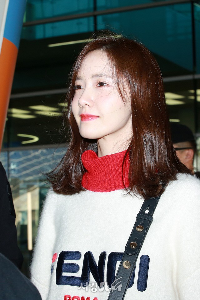 Yoona và Suzy tình cờ đụng độ tại sân bay: Người gây choáng vì mặt mộc quá đẹp, kẻ gầy vẫn đẹp như mơ - Ảnh 4.