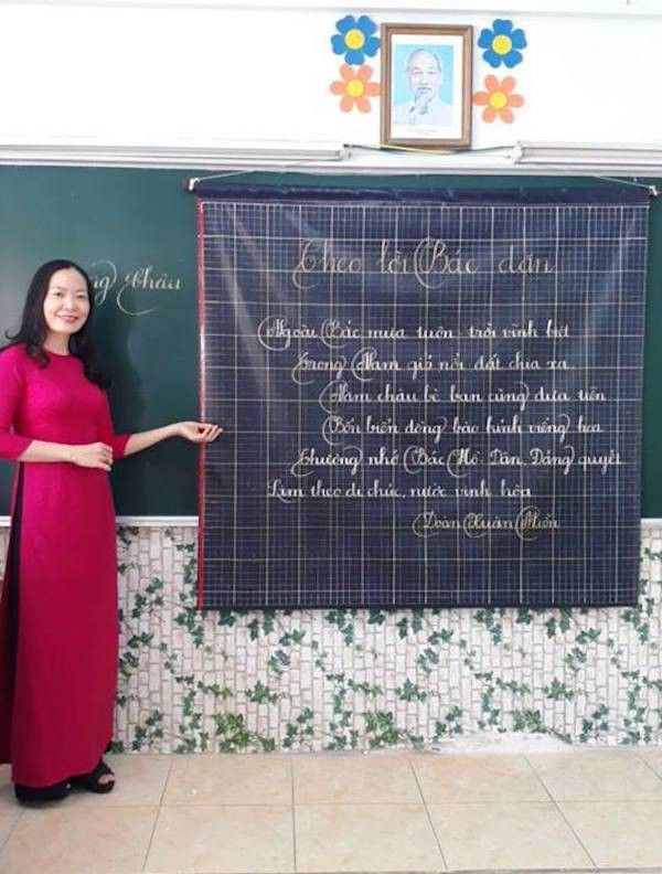 Xuất hiện đối thủ của các giáo viên Quảng Trị: 16 cô giáo Vũng Tàu viết bảng đẹp như rồng bay phượng múa - Ảnh 5.