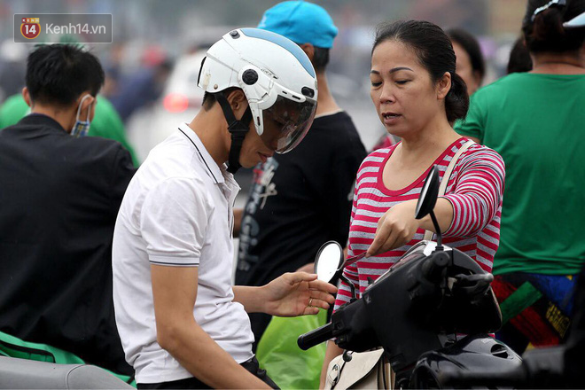 Vé chợ đen trận Việt Nam - Malaysia ế ẩm, dân phe vẫn lạc quan - Ảnh 4.