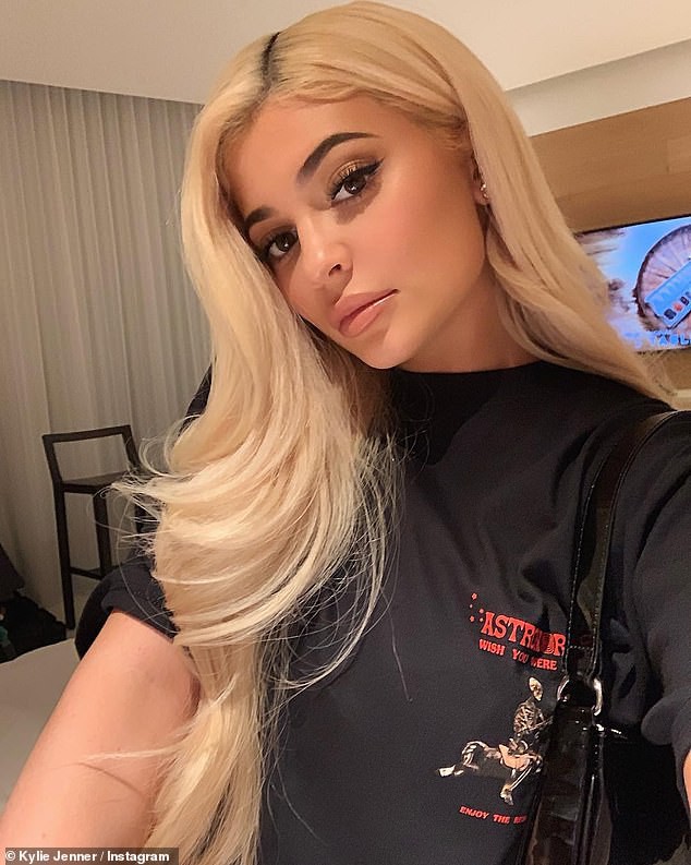 Kylie Jenner xuất hiện xinh đẹp như búp bê Barbie, đeo nhẫn kim cương làm rộ lên tin đồn sắp lấy chồng - Ảnh 7.