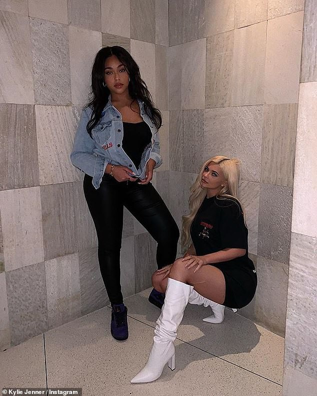 Kylie Jenner xuất hiện xinh đẹp như búp bê Barbie, đeo nhẫn kim cương làm rộ lên tin đồn sắp lấy chồng - Ảnh 10.