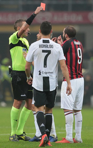 Đá hỏng phạt đền, ăn thẻ đỏ cuối trận, Higuain ngậm ngùi nhìn Ronaldo ghi bàn chôn vùi AC Milan - Ảnh 8.