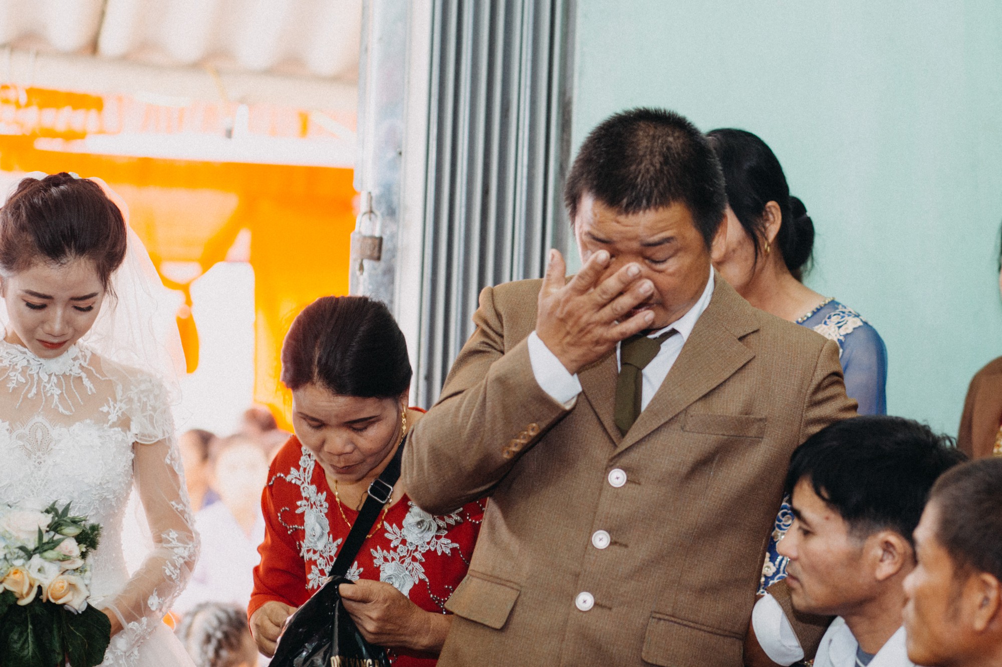 Cha đưa tay lau vội nước mắt ngày tiễn con gái về nhà chồng - hình ảnh được chia sẻ trên MXH khiến bao người xúc động - Ảnh 4. Cha đưa tay lau vội nước mắt ngày tiễn con gái về nhà chồng - hình ảnh được chia sẻ trên MXH khiến bao người xúc động - Ảnh 4.