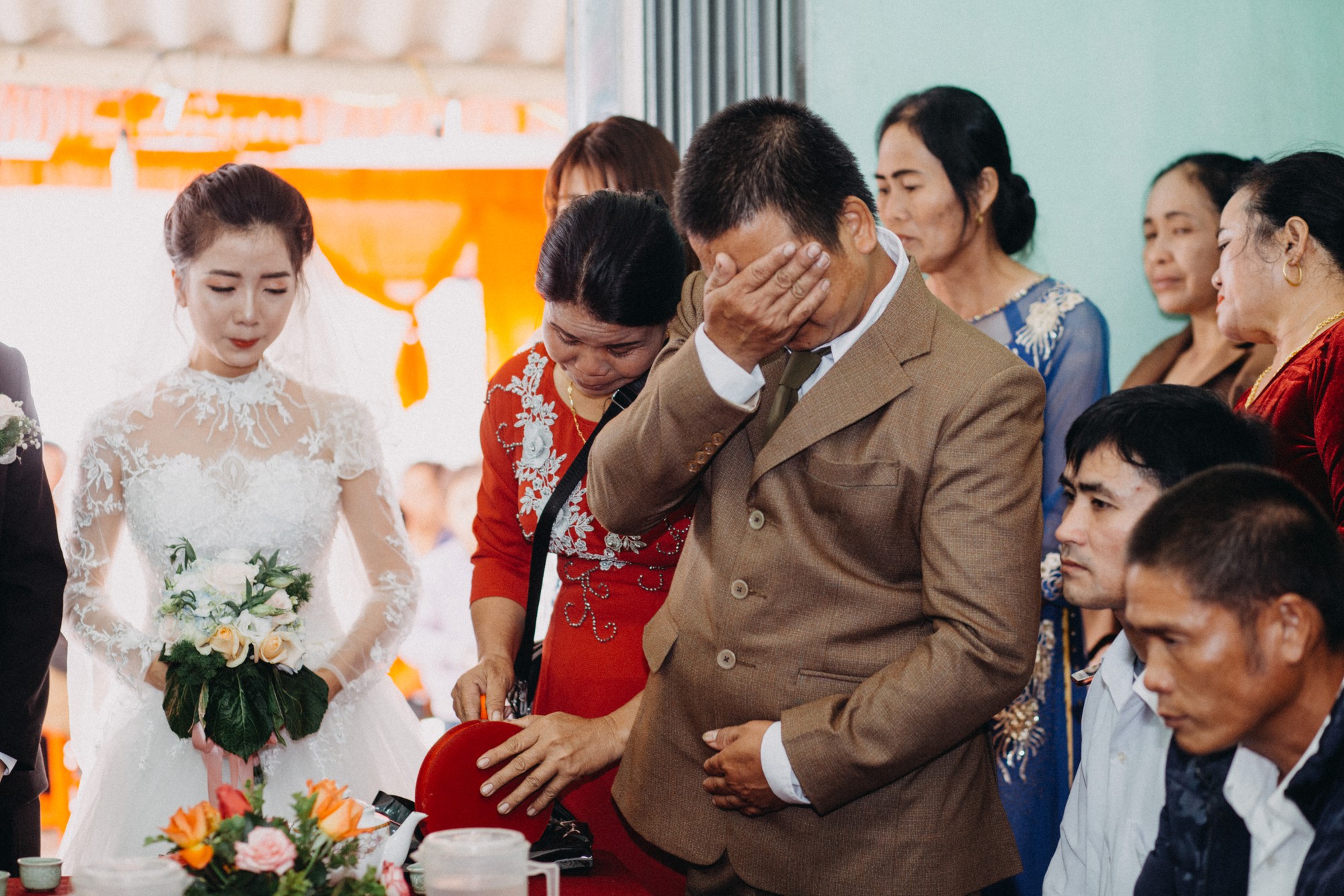 Cha đưa tay lau vội nước mắt ngày tiễn con gái về nhà chồng - hình ảnh được chia sẻ trên MXH khiến bao người xúc động - Ảnh 1. Cha đưa tay lau vội nước mắt ngày tiễn con gái về nhà chồng - hình ảnh được chia sẻ trên MXH khiến bao người xúc động - Ảnh 1.