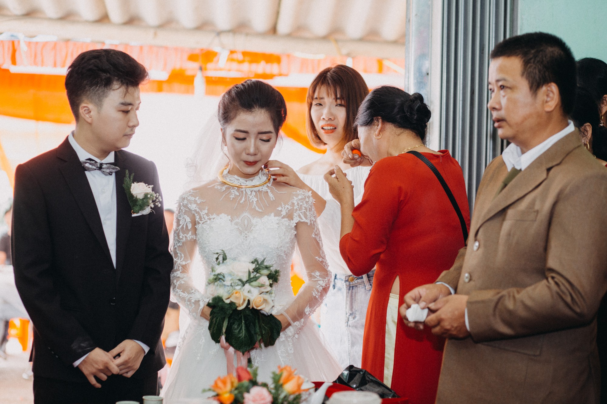 Cha đưa tay lau vội nước mắt ngày tiễn con gái về nhà chồng - hình ảnh được chia sẻ trên MXH khiến bao người xúc động - Ảnh 3. Cha đưa tay lau vội nước mắt ngày tiễn con gái về nhà chồng - hình ảnh được chia sẻ trên MXH khiến bao người xúc động - Ảnh 3.