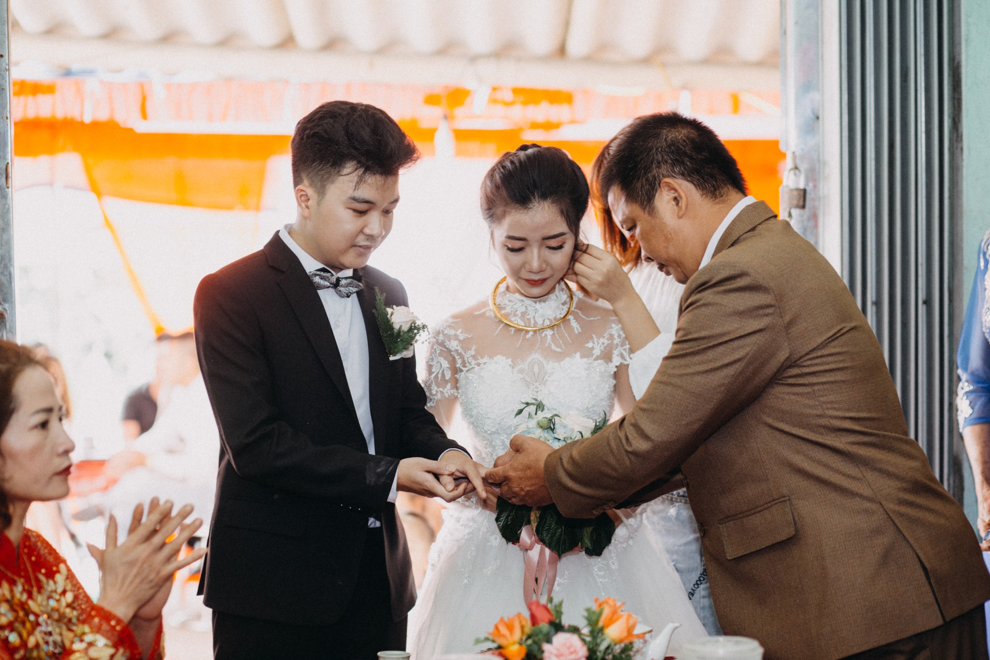 Cha đưa tay lau vội nước mắt ngày tiễn con gái về nhà chồng - hình ảnh được chia sẻ trên MXH khiến bao người xúc động - Ảnh 5. Cha đưa tay lau vội nước mắt ngày tiễn con gái về nhà chồng - hình ảnh được chia sẻ trên MXH khiến bao người xúc động - Ảnh 5.