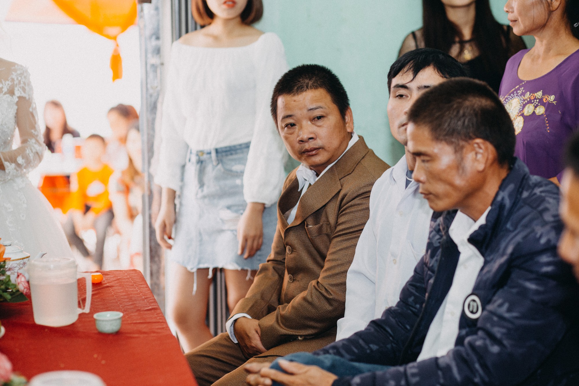Cha đưa tay lau vội nước mắt ngày tiễn con gái về nhà chồng - hình ảnh được chia sẻ trên MXH khiến bao người xúc động - Ảnh 2. Cha đưa tay lau vội nước mắt ngày tiễn con gái về nhà chồng - hình ảnh được chia sẻ trên MXH khiến bao người xúc động - Ảnh 2.
