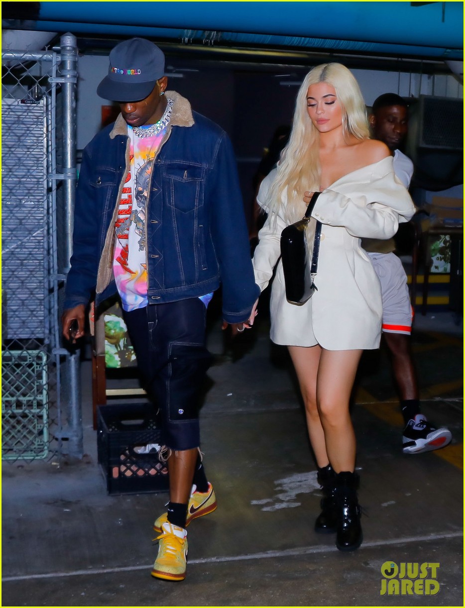 Kylie Jenner xuất hiện xinh đẹp như búp bê Barbie, đeo nhẫn kim cương làm rộ lên tin đồn sắp lấy chồng - Ảnh 12. Kylie Jenner xuất hiện xinh đẹp như búp bê Barbie, đeo nhẫn kim cương làm rộ lên tin đồn sắp lấy chồng - Ảnh 12.