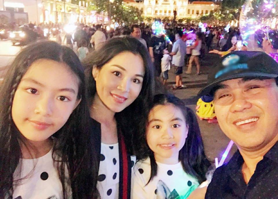 MC Quyền Linh mặc váy hoa sặc sỡ, trở thành mẫu bất đắc dĩ để con gái thỏa sức sáng tạo thời trang - Ảnh 4. MC Quyền Linh mặc váy hoa sặc sỡ, trở thành mẫu bất đắc dĩ để con gái thỏa sức sáng tạo thời trang - Ảnh 4.