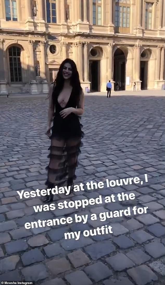 Bị chặn cửa tại bảo tàng Louvre vì hở hang gần trọn vòng 1, mẫu Úc cãi cố: Làm gì có quy định ăn mặc đâu! - Ảnh 3.