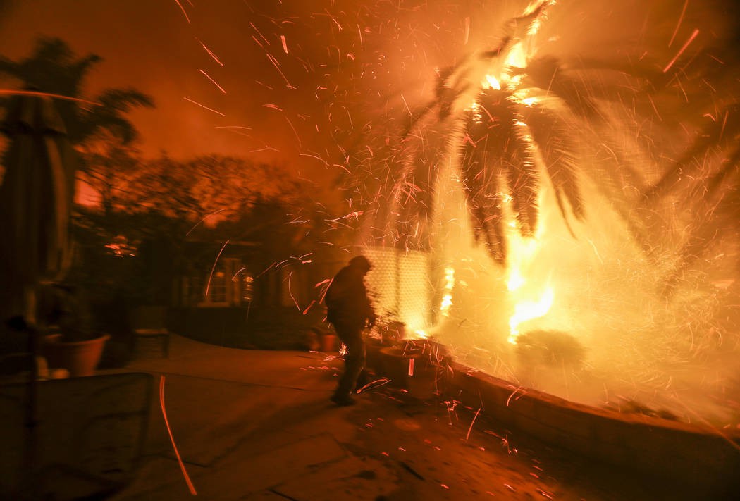 Cháy rừng tại California: Khu nhà giàu thất thủ, hàng loạt dinh thự triệu đô của đại gia và celeb bị thiêu trụi - Ảnh 6.