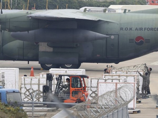 Hàn Quốc gửi tặng Triều Tiên hàng trăm tấn quýt qua đường hàng không - Ảnh 1.