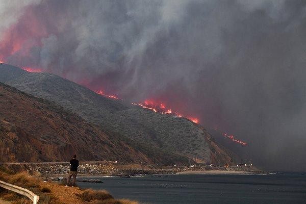 Toàn cảnh vụ cháy rừng thảm khốc nhất lịch sử California: Rất nhiều gia đình đã mất đi tổ ấm - Ảnh 32.