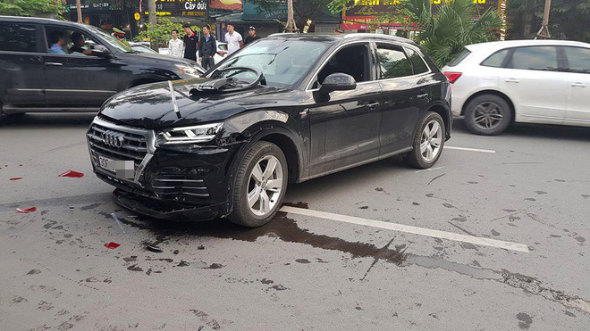 Clip: Xe sang Audi lùi mất kiểm soát tông trúng Mercedes và 2 xe máy, hất tung người giữa phố - Ảnh 2.