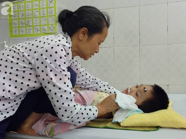 Bé gái 5 tuổi bị viêm màng não tự miễn sau cơn co giật, hơn 1 tháng không thể ngủ và liên tục la hét - Ảnh 11.