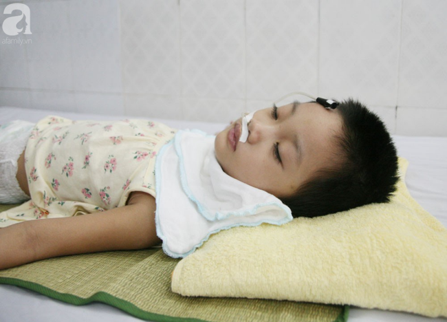 Bé gái 5 tuổi bị viêm màng não tự miễn sau cơn co giật, hơn 1 tháng không thể ngủ và liên tục la hét - Ảnh 7.