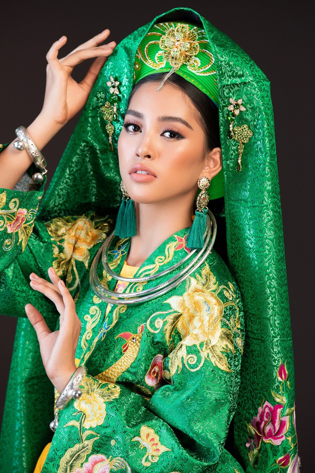 Hoa hậu Tiểu Vy múa điệu Chầu Văn Cô đôi thượng ngàn trong phần thi Dance Of The World - Ảnh 2.