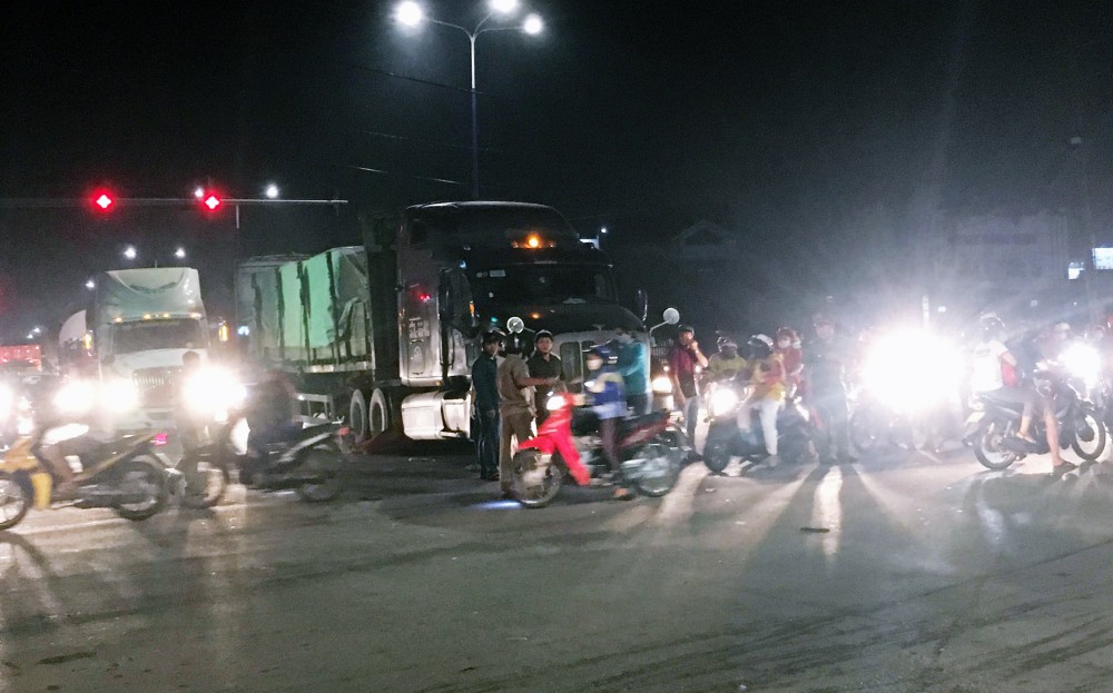 Bình Dương: Người đàn ông bị xe container kéo lê nhiều mét trên đường đi làm về, nhiều người sợ hãi kêu cứu - Ảnh 3.
