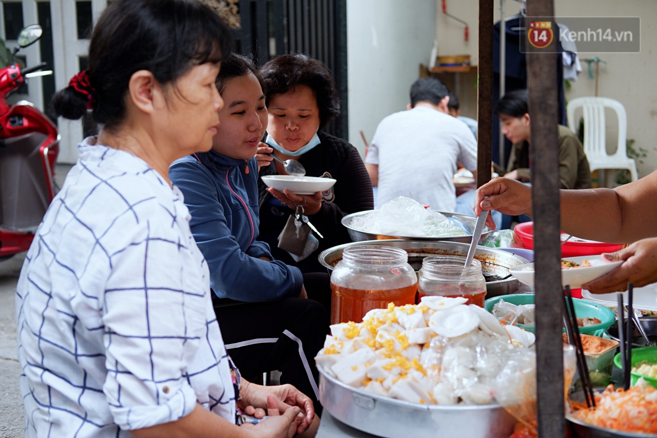 Tiệm ăn hàng 30 năm của dì Gái chịu chơi nhất Sài Gòn, mối ngày bán trong 1 giờ là hết veo - Ảnh 4. Tiệm ăn hàng 30 năm của dì Gái chịu chơi nhất Sài Gòn, mối ngày bán trong 1 giờ là hết veo - Ảnh 4.