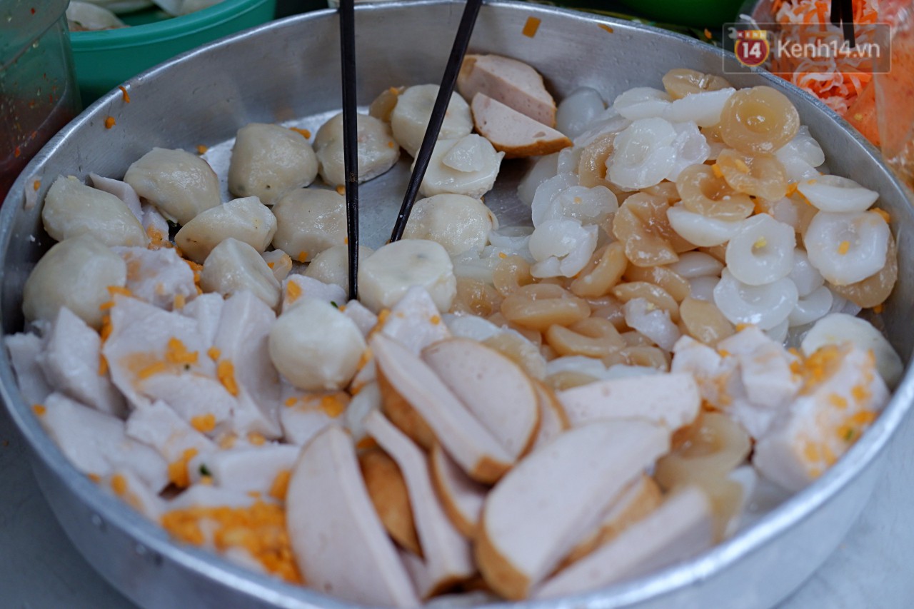 Tiệm ăn hàng 30 năm của dì Gái chịu chơi nhất Sài Gòn, mối ngày bán trong 1 giờ là hết veo - Ảnh 7. Tiệm ăn hàng 30 năm của dì Gái chịu chơi nhất Sài Gòn, mối ngày bán trong 1 giờ là hết veo - Ảnh 7.