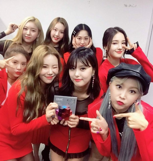 MOMOLAND gây tranh cãi về hành động không chào tiền bối và cười cợt sự cố của Jimin (BTS) trên sân khấu - Ảnh 3.