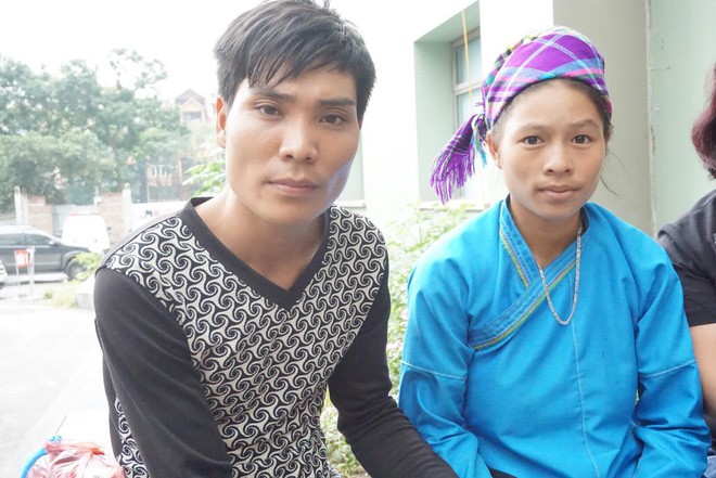 Chồng đỡ đẻ tại nh&agrave; cho vợ ph&aacute;t hiện con g&aacute;i bị l&ograve;i ruột ngo&agrave;i bụng - Ảnh 2.