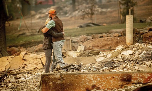 Toàn cảnh vụ cháy rừng thảm khốc nhất lịch sử California: Rất nhiều gia đình đã mất đi tổ ấm - Ảnh 34.
