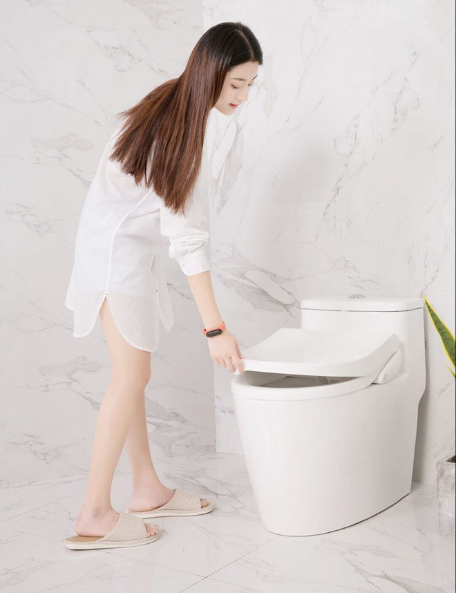 Toilet thông minh của Xiaomi: giá hơn 4 triệu đồng, tự cảnh báo nếu ngồi lâu, xả rửa phạm vi lớn - Ảnh 1.