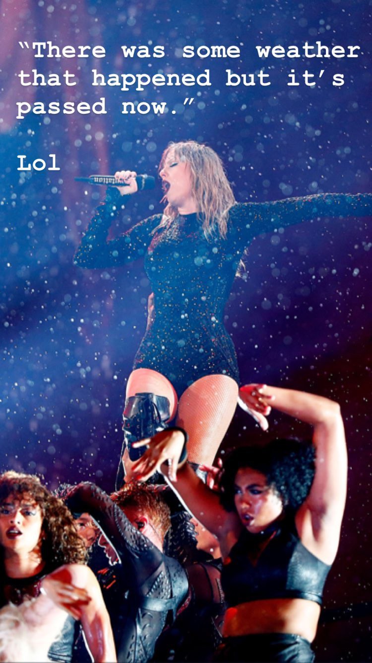 Taylor Swift gây tranh cãi khi vô tư ném giấy xì mũi vào khán giả đứng xem bên dưới - Ảnh 3. Taylor Swift gây tranh cãi khi vô tư ném giấy xì mũi vào khán giả đứng xem bên dưới - Ảnh 3.