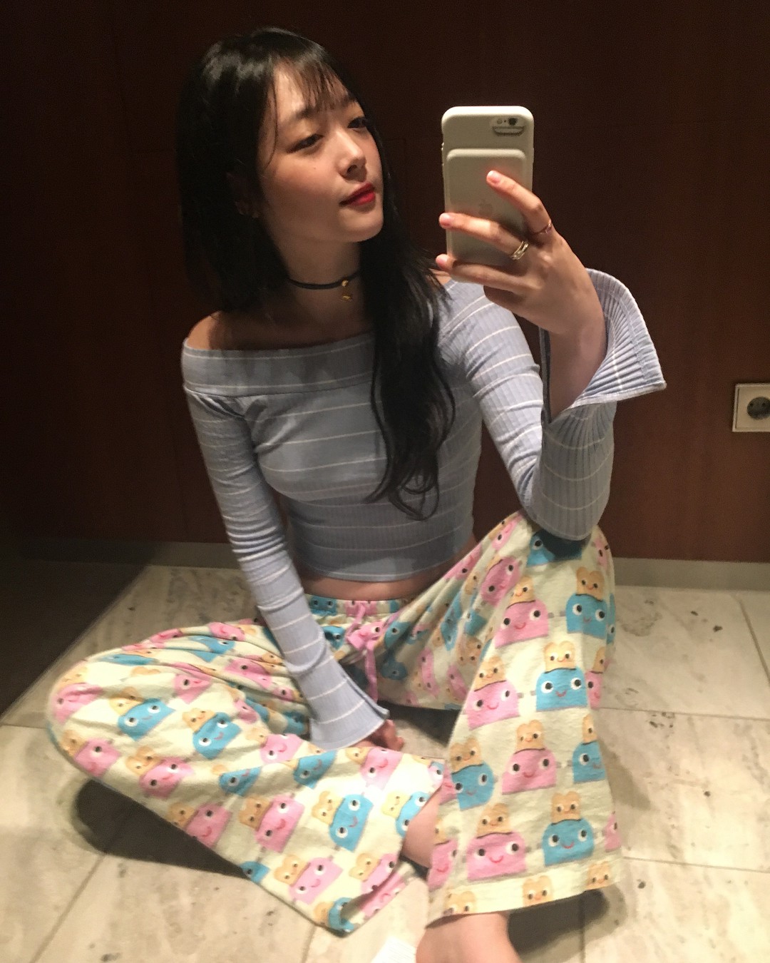 Chỉ nhờ một bộ đồ ngủ, Sulli cũng chứng minh được mình là người tình nghĩa, không quay lưng với đồng đội cũ - Ảnh 2. Chỉ nhờ một bộ đồ ngủ, Sulli cũng chứng minh được mình là người tình nghĩa, không quay lưng với đồng đội cũ - Ảnh 2.