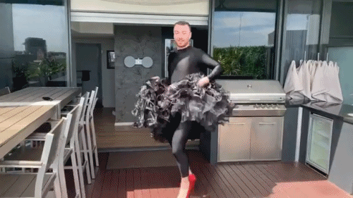 Đi cao g&oacute;t đỏ, mặc v&aacute;y b&ugrave;ng beo thả d&aacute;ng như si&ecirc;u mẫu, đ&acirc;y ch&iacute;nh l&agrave; Sam Smith! - Ảnh 3.