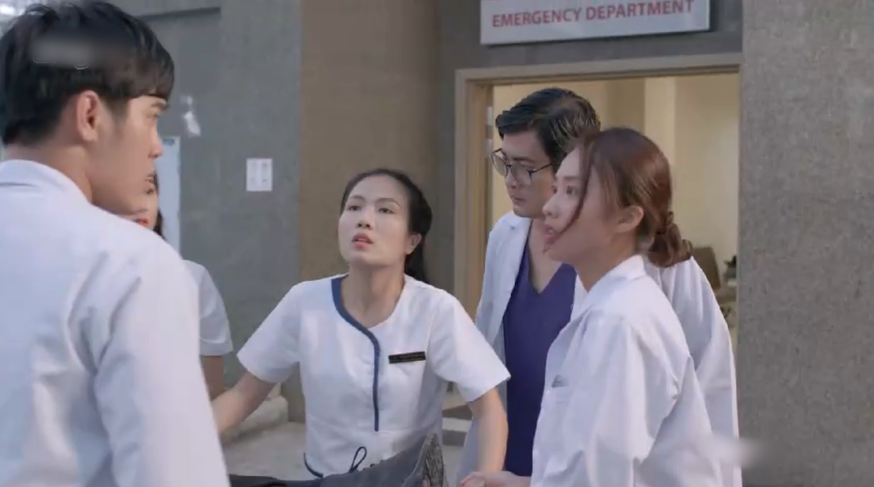 Sạn kịch độc trong Hậu Duệ Mặt Trời bản việt: Bác sĩ Quang kết liễu bệnh nhân mà không hay biết - Ảnh 5. Sạn kịch độc trong Hậu Duệ Mặt Trời bản việt: Bác sĩ Quang kết liễu bệnh nhân mà không hay biết - Ảnh 5.