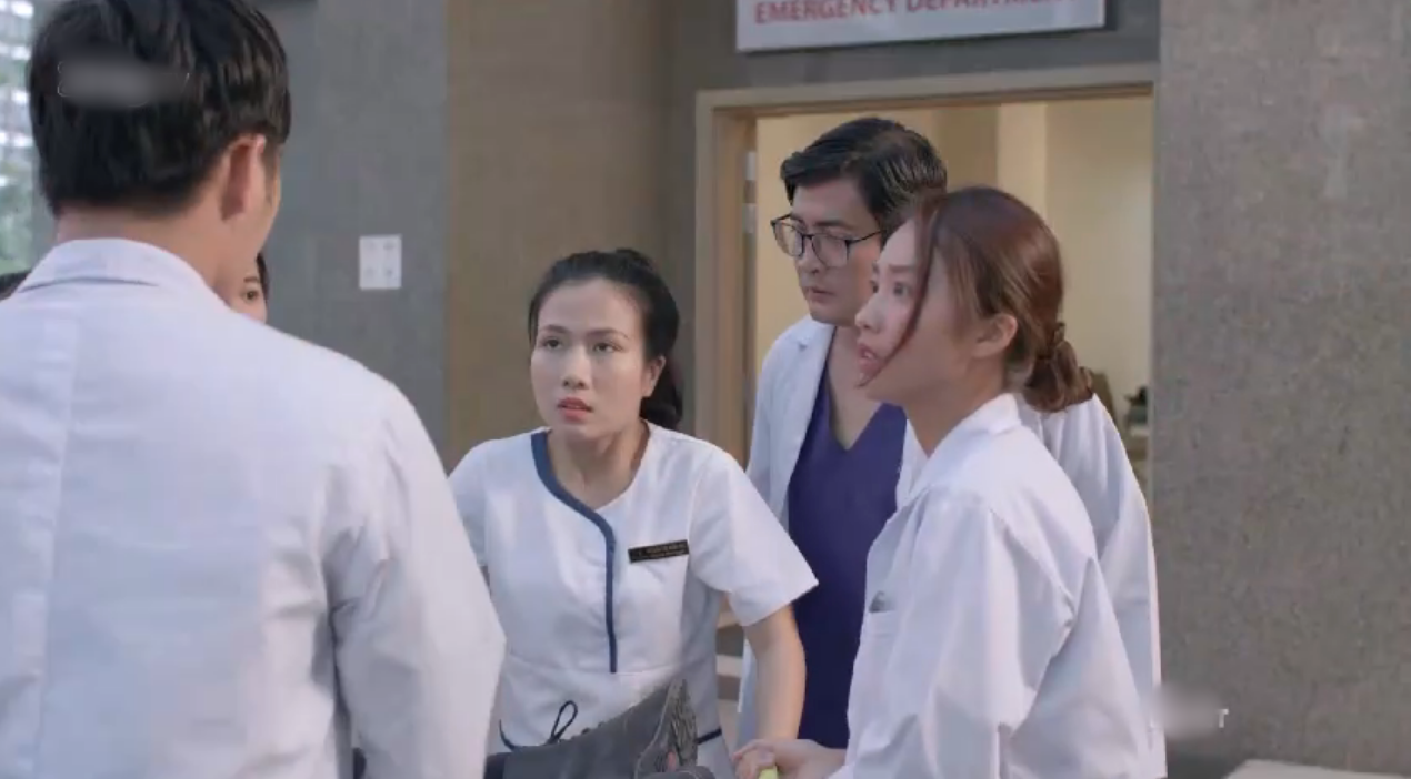 Sạn kịch độc trong Hậu Duệ Mặt Trời bản việt: Bác sĩ Quang kết liễu bệnh nhân mà không hay biết - Ảnh 3. Sạn kịch độc trong Hậu Duệ Mặt Trời bản việt: Bác sĩ Quang kết liễu bệnh nhân mà không hay biết - Ảnh 3.